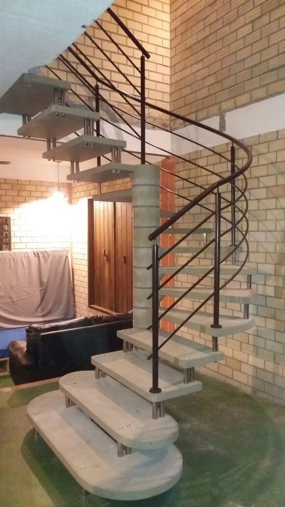 A escada mista combina materiais diferentes, como concreto e metal, resultando em uma estrutura durável e esteticamente agradável. Essa combinação permite uma maior liberdade de design para escadas únicas e personalizadas.