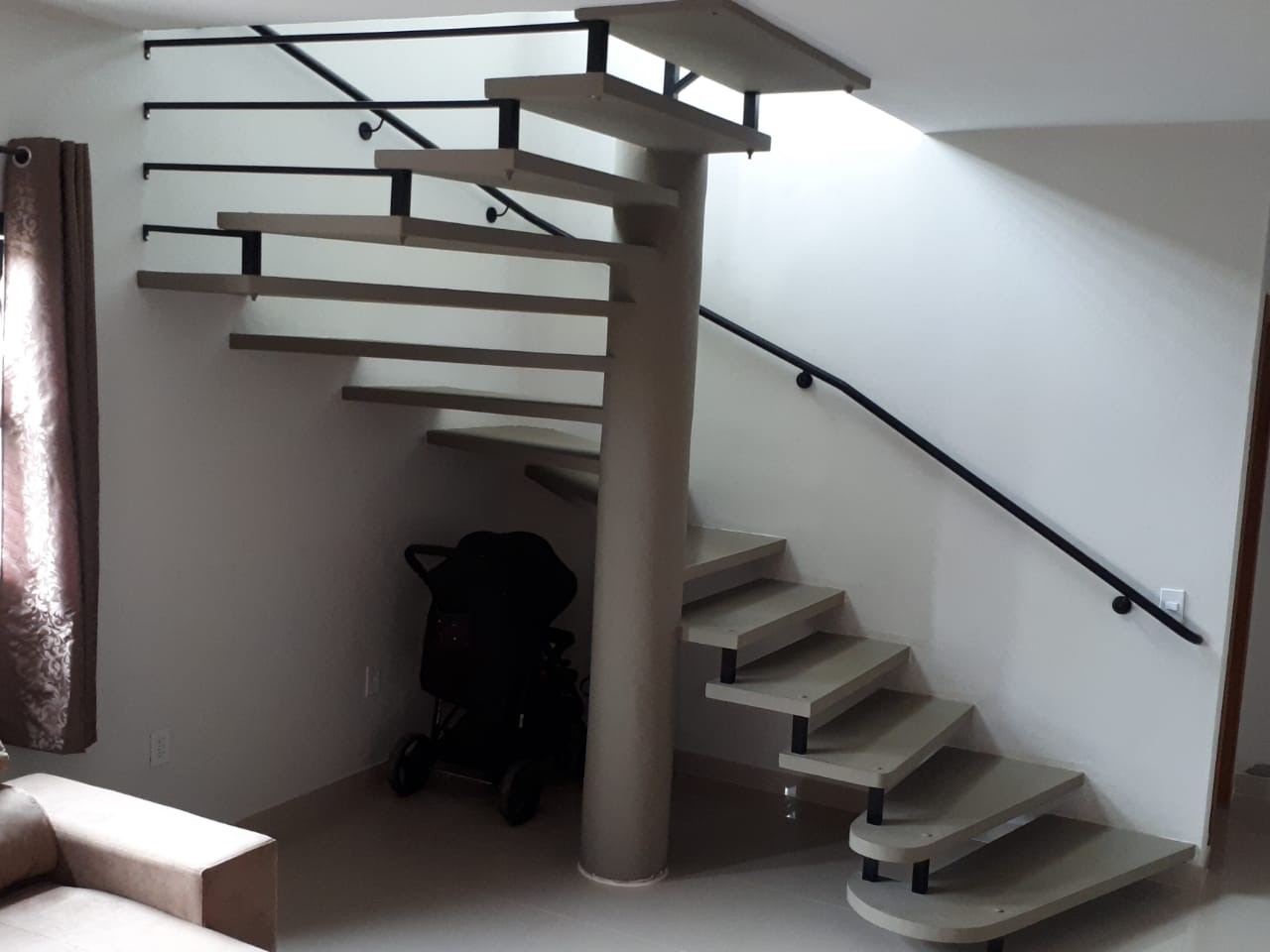 A escada mista combina materiais diferentes, como concreto e metal, resultando em uma estrutura durável e esteticamente agradável. Essa combinação permite uma maior liberdade de design para escadas únicas e personalizadas.